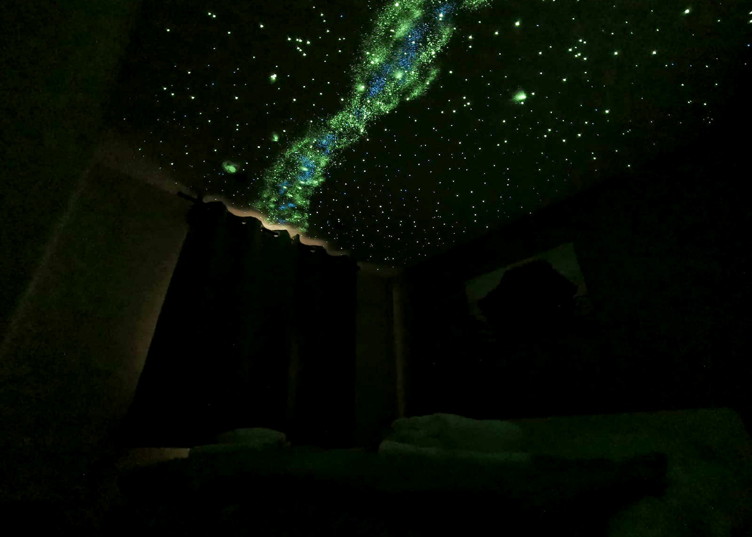 Sternendecke bei ausgeschalteter Beleuchtung