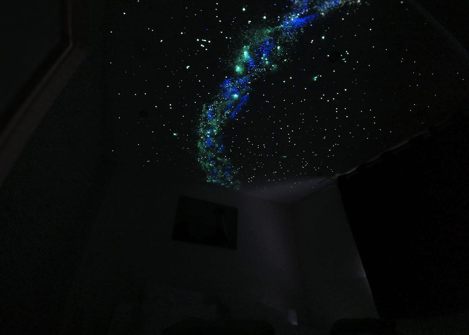 Sternendecke bei ausgeschalteter Beleuchtung